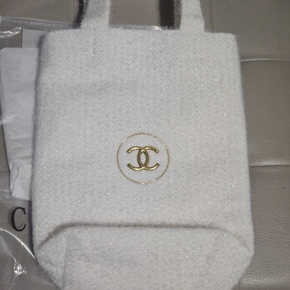 GWP CHANEL Small Tote. Off White Tote Bag NWT - Picture 3 of 3
